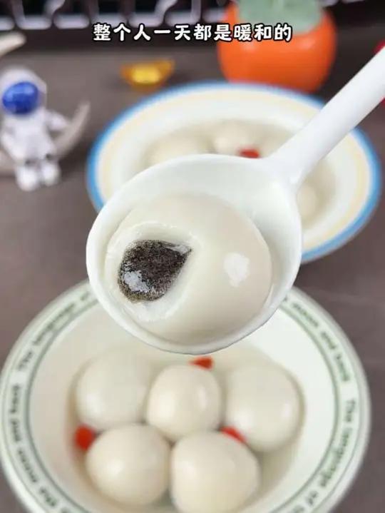 龙凤汤圆皮薄馅足,咬一口流心爆浆,芝麻味超浓郁,煮一碗甜糯暖心