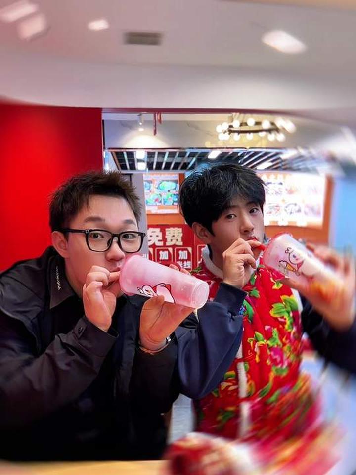 男生喝奶茶时真的会像东北男孩一样护食吗？