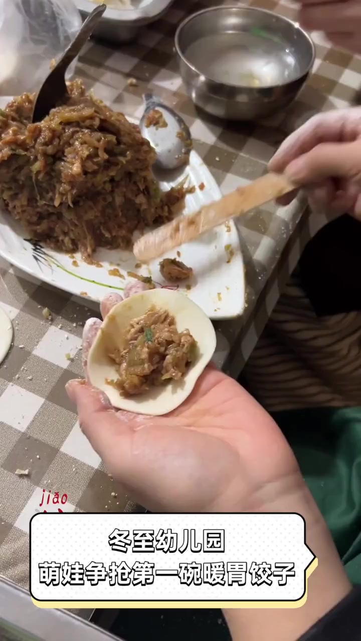 冬至幼儿园,萌娃争抢第一碗暖胃饺子