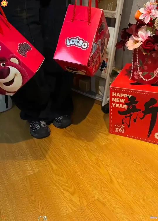 啊啊啊！哪个女生能拒绝这样的迪士尼草莓熊零食礼盒呀～好羡慕 想拥有！