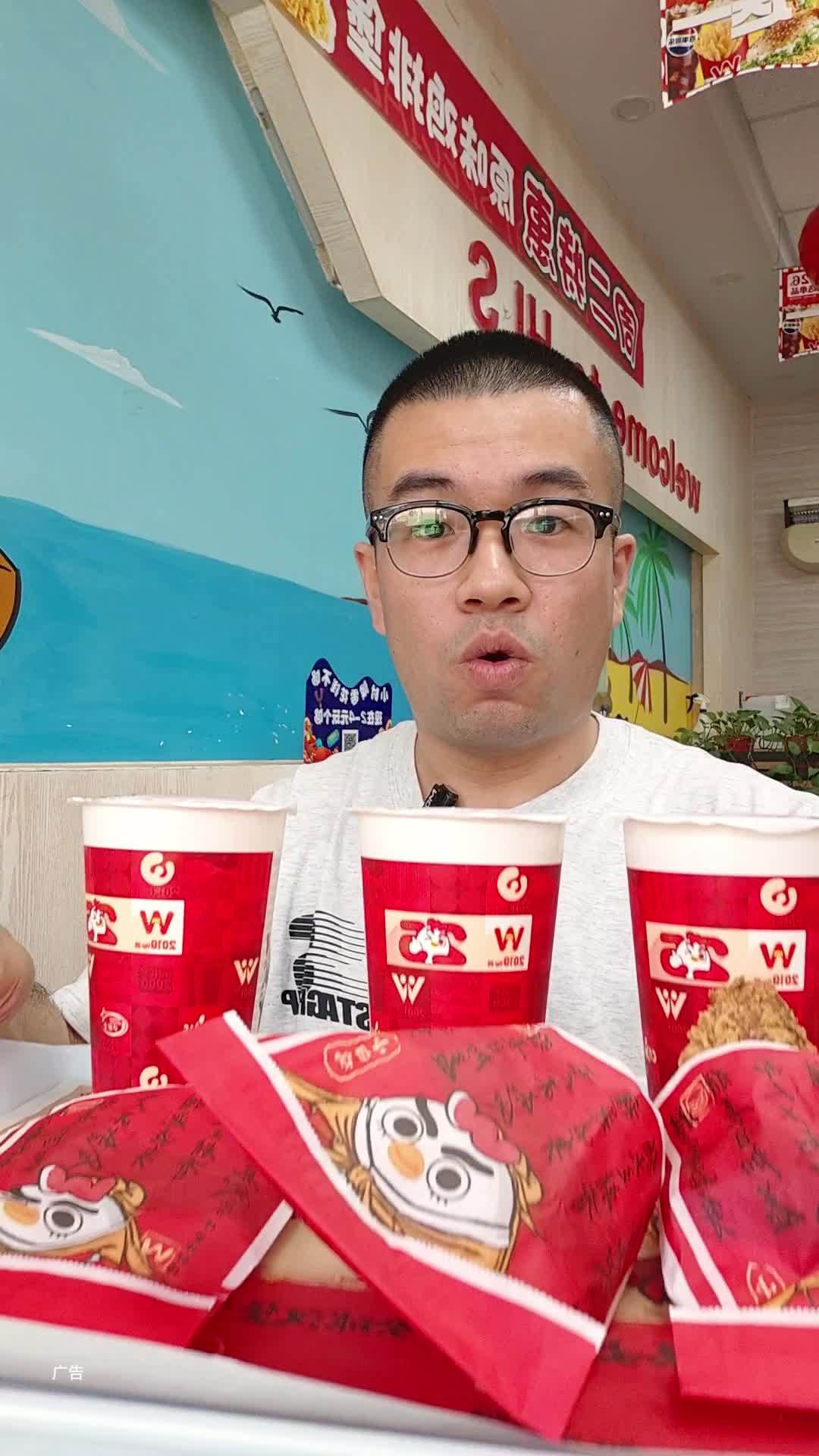 华莱士新品来啦!华莱士 华莱士元气鸡排 孤独的美食家太下饭了