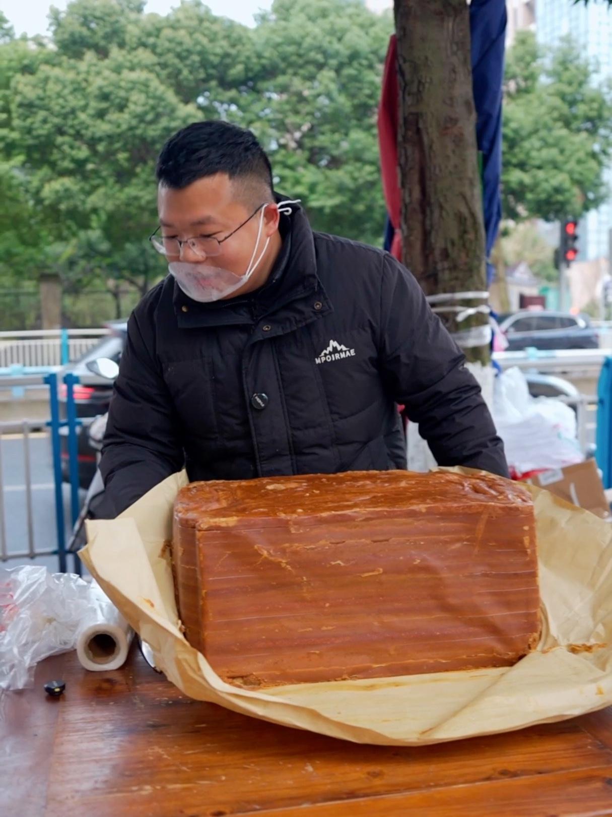 桃子带70斤红糖进城摆摊，叔叔阿姨们直夸正宗，可惜了最近放假人流量少了大半