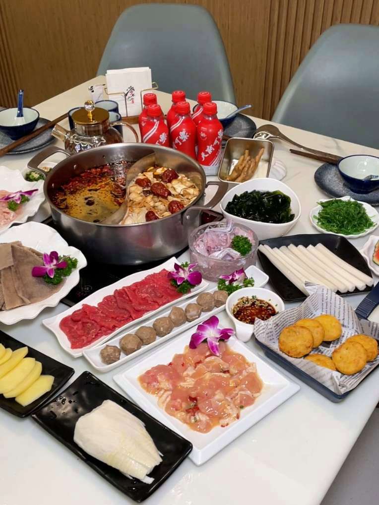 渝焱火锅→正佳广场店,这环境简直能拍偶像剧!菜品丰富得像进了食材博物馆,味道更是绝绝子～ 