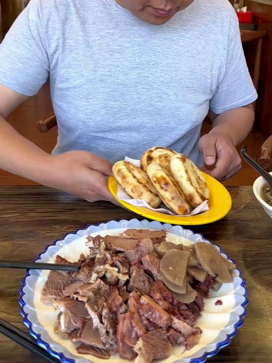 驴肉火烧 保定美食 保定驴肉火烧