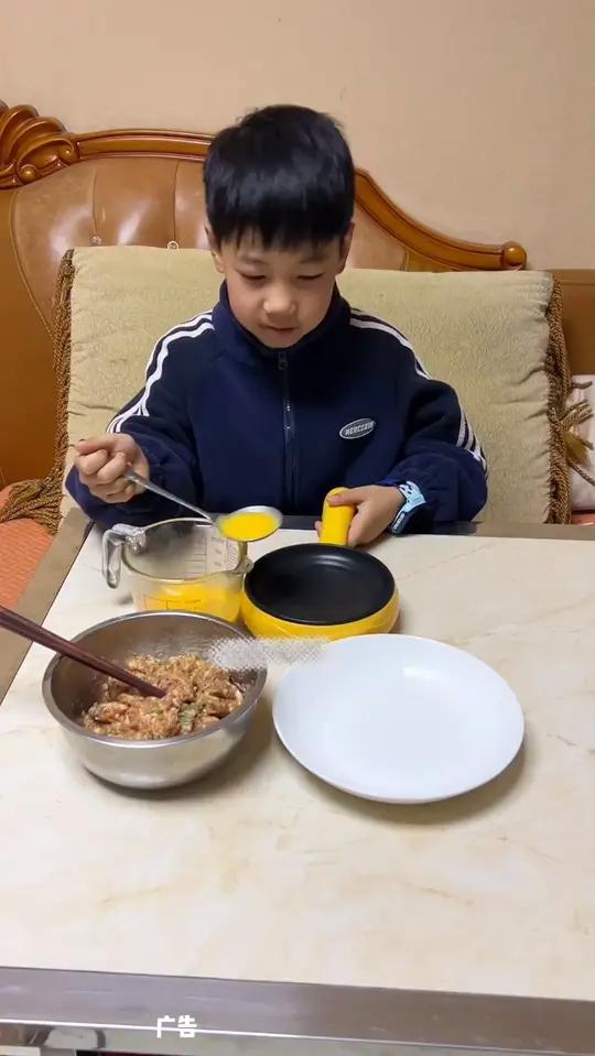 有了这个多功能煎蛋锅呀 没有炉灶也可以做出一大桌早餐来 煎煮烙蒸四合一平底不粘锅 自动断电