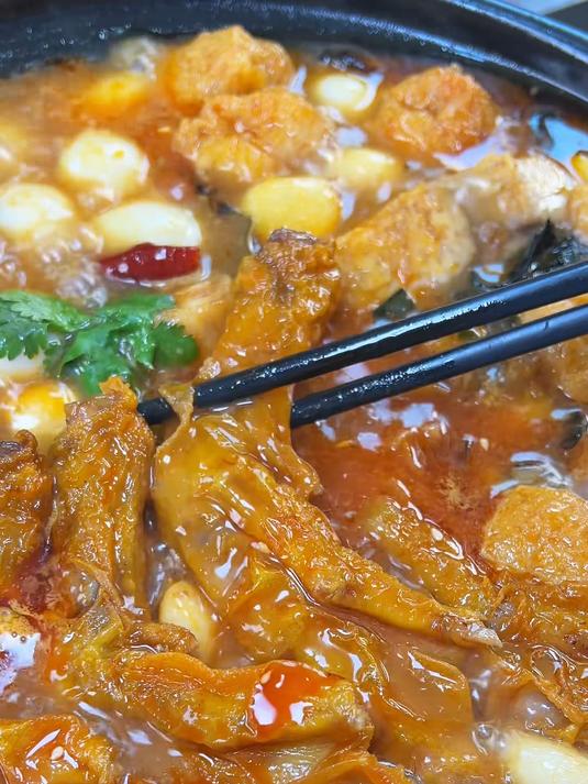 这是我们广西的一道经典江湖菜,螺蛳鸭脚煲