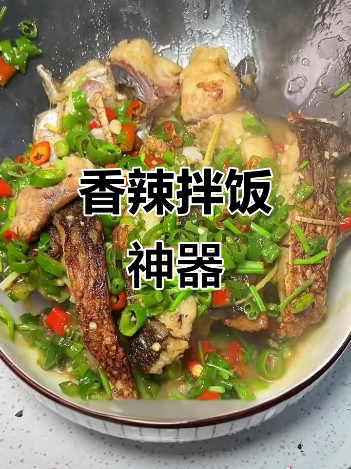 空心菜与大块鱼搭配，汤汁浓郁，连米饭都能多吃两碗！