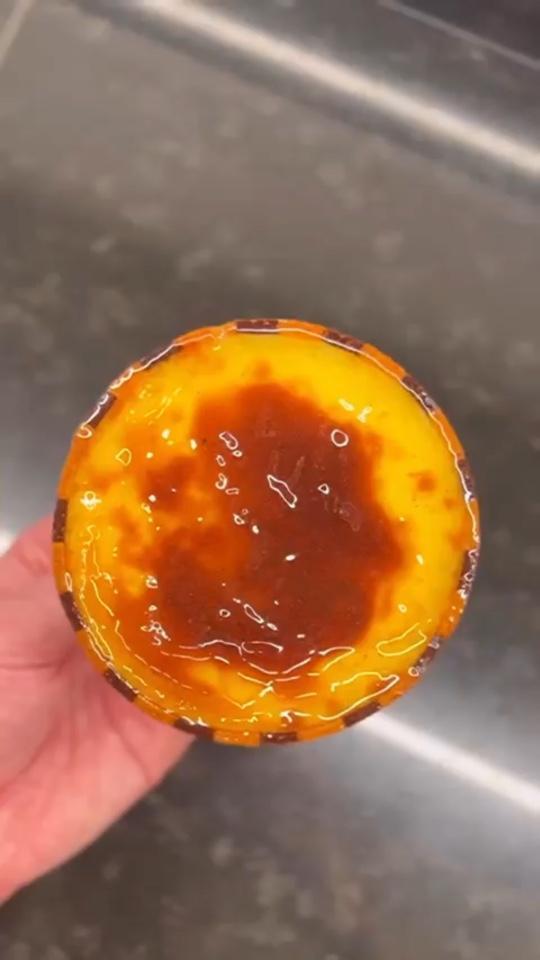 巴斯克芝士蛋糕,乍一看,外貌还真是不敢恭维!没有做之前,真是很纳闷:这个蛋糕这么丑,为什么