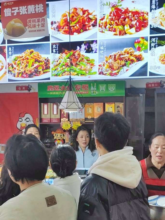 - 终于等到!融辉城这家夫妻大盘鸡开业,现炒酱香+免费汤面,人挤人!傻子张大盘鸡 融辉城 
