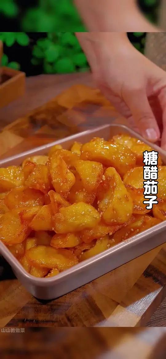 以后茄子买回来不要总是炒着吃了,今天分享一道糖醋脆皮茄子的做法,酸甜酥脆,特别好吃