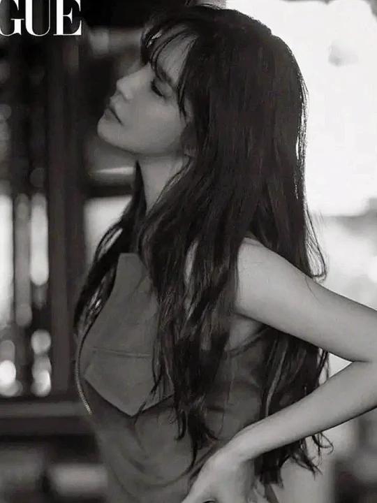 李智雅 x《Vogue Korea》六月刊 韩剧顶楼中的秀莲 黑白滤镜的映衬下散发着人间富