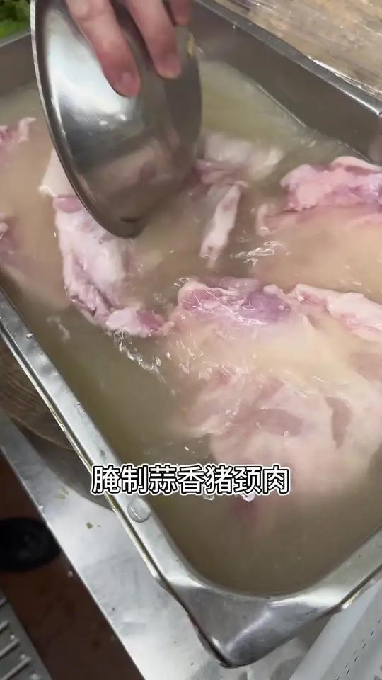腌制蒜香猪颈肉 寻味烟火气
