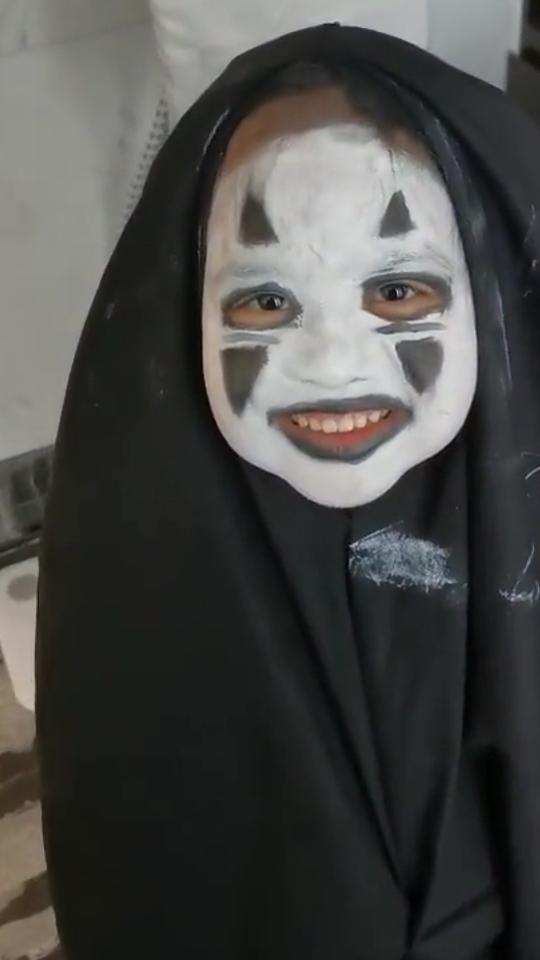 包贝尔女儿包饺子，竟呈现无脸男造型，太逗啦！