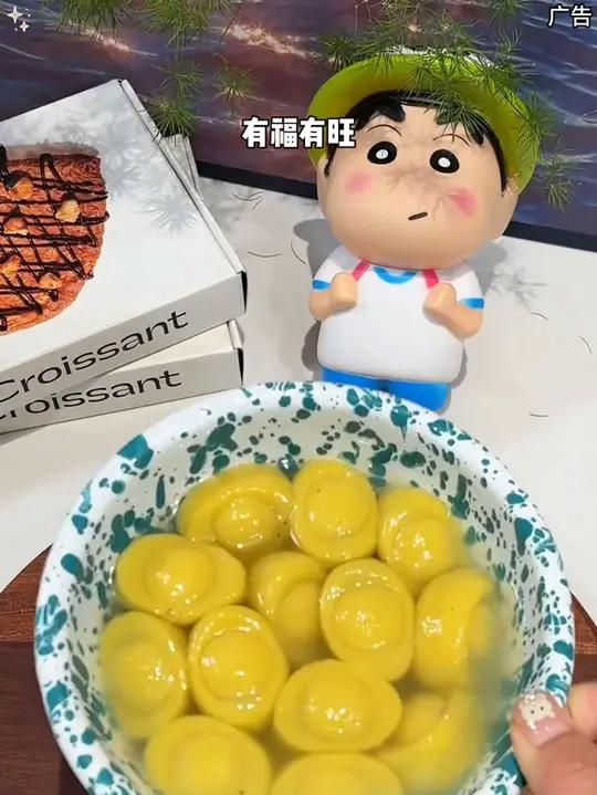 思念招财进宝汤圆 今年的元宵节就吃这个招财进宝汤圆,软糯的外皮,黑芝麻和开心果酱,真的太好