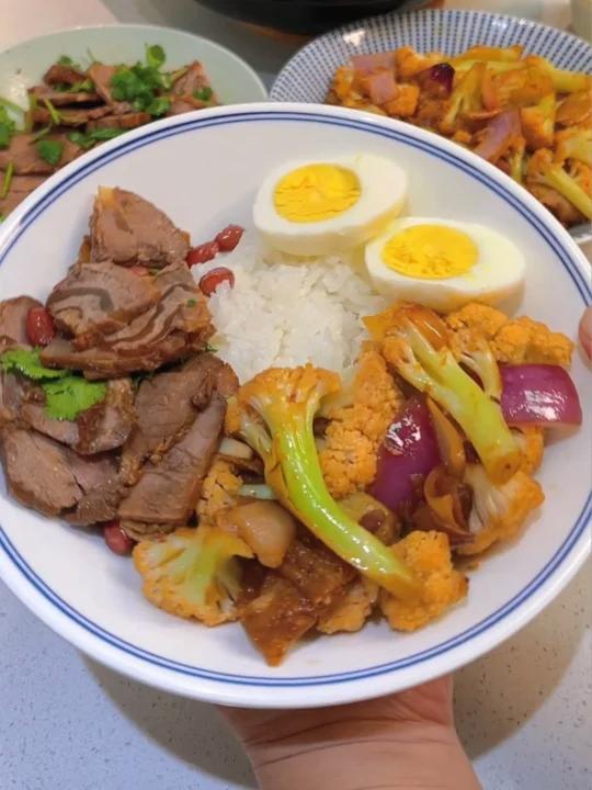 初中生的爱心晚餐:干锅花菜、凉拌牛肉、鲜虾肉丸汤