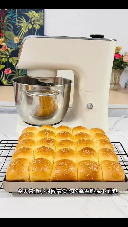 用厨师机推荐!在家轻松做蜂蜜脆底小面包,底部香甜酥脆,里面柔软,还是小时候的味道「亲吻」高