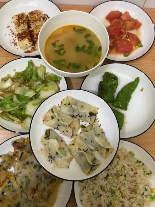 今天斥巨资买了一个鸡蛋做了几个菜，给闺蜜过一个难忘的生日