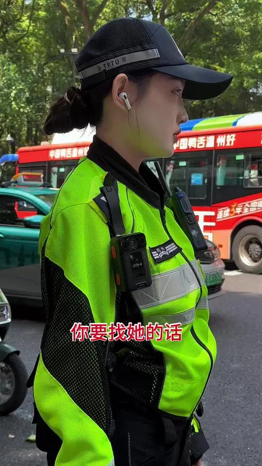 粉丝找兔子警官打卡拍照,问了小狐狸姐姐幽默回答