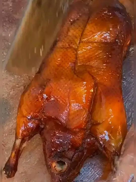 广式烧鸭，老师傅新鲜烤制，皮脆肉嫩，肥而不腻，大人小孩都喜欢吃