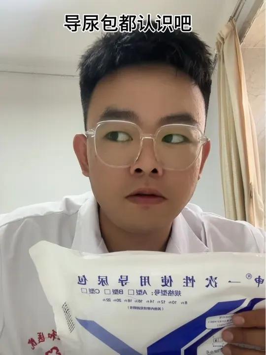导尿操作包括男性导尿术的多个步骤,应由专业医护人员完成。1. 准备:备好物品,嘱患者清洗外