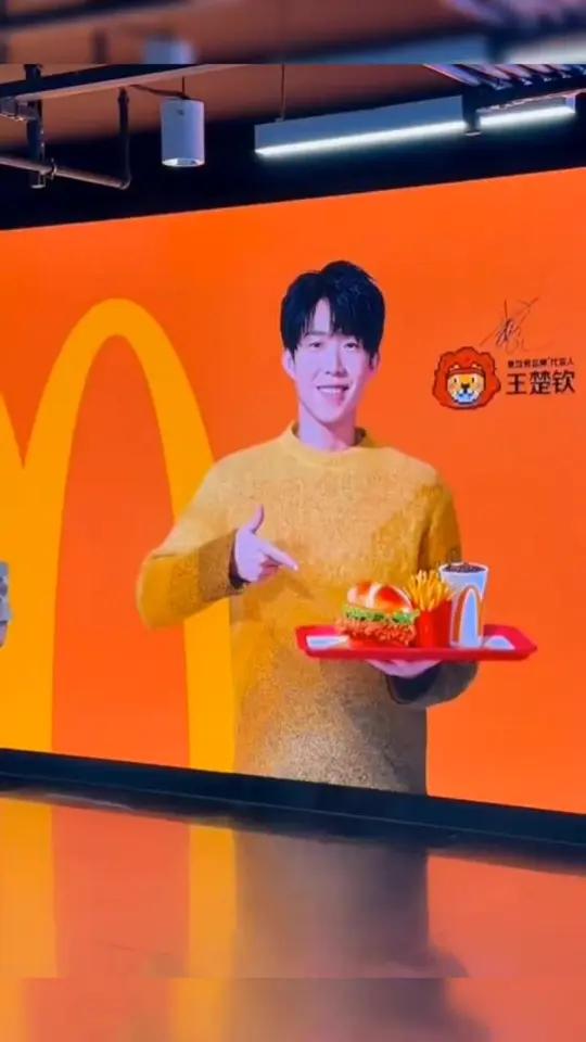 「王楚钦」排面拉满!上海不愧是“时尚之都”,连地广都如此震撼(cr.巧克力milk.侵删)