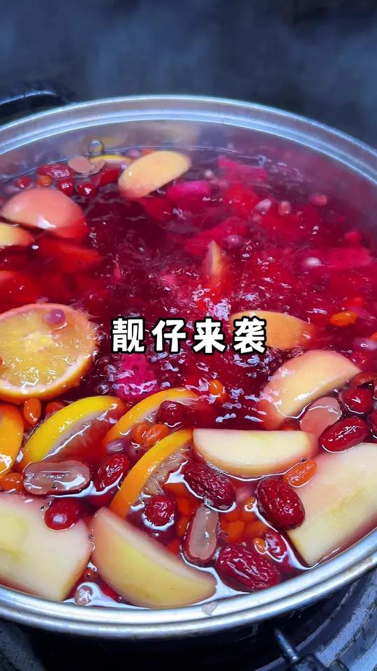 今天广东老表大光来我们家,给他做了一点广西特色菜,有鱼生、粉蒸埃及、酸粥鸭、白切鸡、烧鸭打
