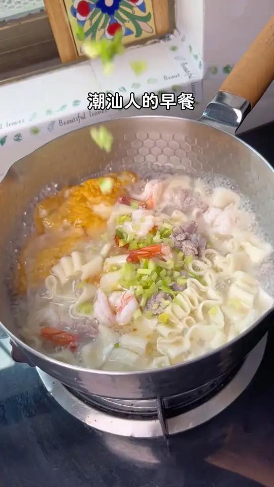 广东特色鹅肠面真的很好吃，又软又劲道的口感，比手擀面还要劲道地方特色美食面食嗦粉ff