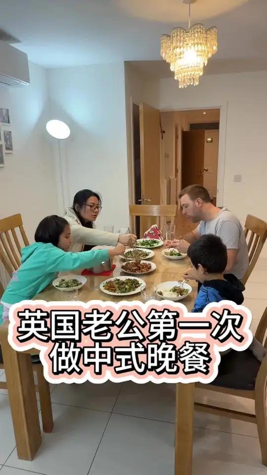 今天老公看我比较忙，自己一个人挑战做了中式炒菜，必须夸一夸他，还真挺好吃的。圣诞节礼物，我