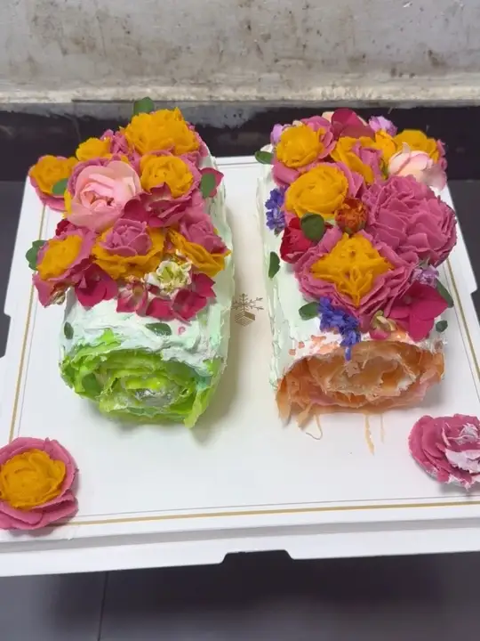 制作彩色千层蛋糕卷及裱花装饰全过程