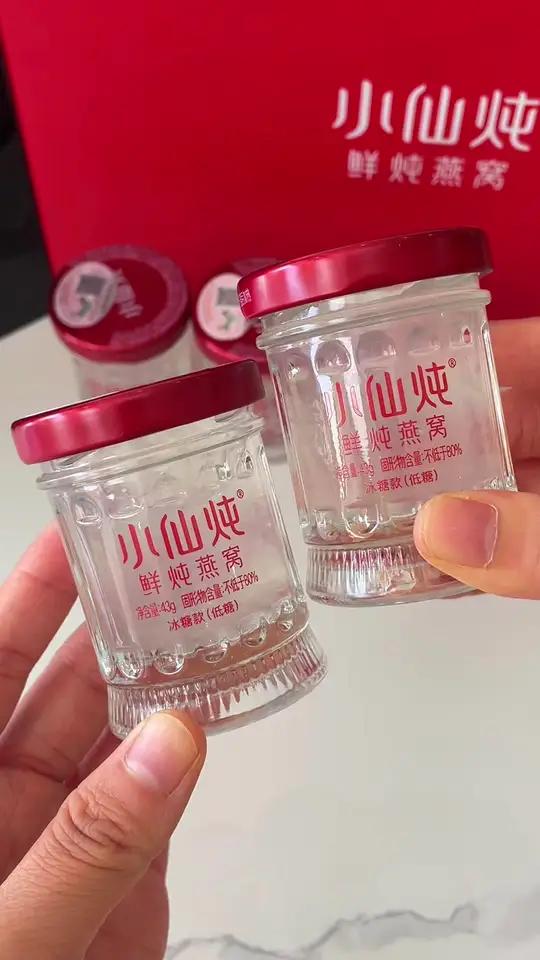 现做现发，冷鲜配送的 小仙炖鲜炖燕窝每一口都是享受啊！丝丝分明，晶莹剔透小仙炖家的燕窝品质