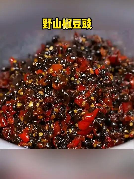 菜市场不要钱的空心菜梗拿回家炒鸡蛋,放点野山椒豆豉简单炒一下,真是拿排骨都不换