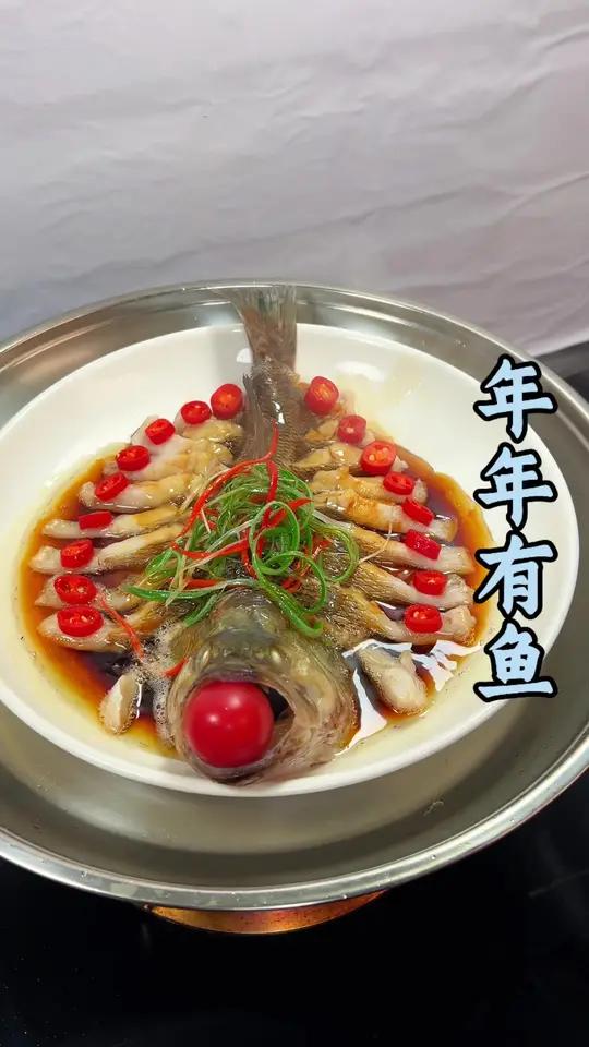 亲爱的宝宝们注意了,鱼头对着谁谁发发发,元宵节团圆饭C位,就做这道年年有余,寓意年年有鱼,