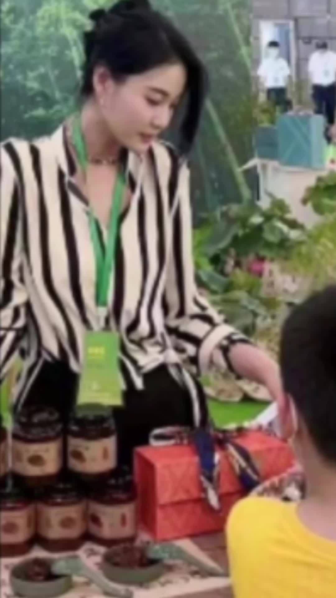 创作灵感 徽姑娘 不与傻瓜论长短,不与小人辩是非。广结善缘,不结恩怨。把一件小事做好,那就
