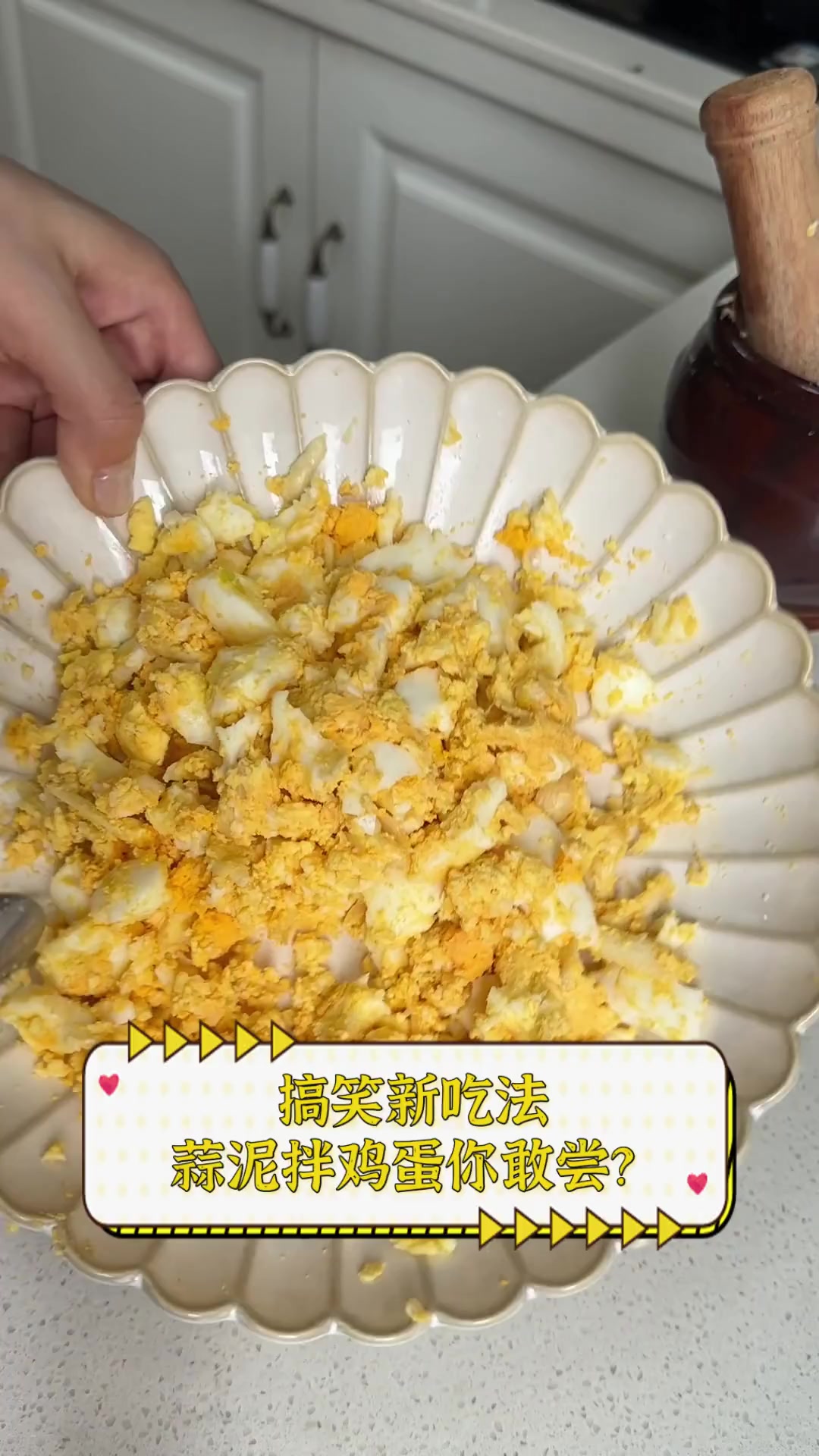 搞笑新吃法,蒜泥拌鸡蛋你敢尝?