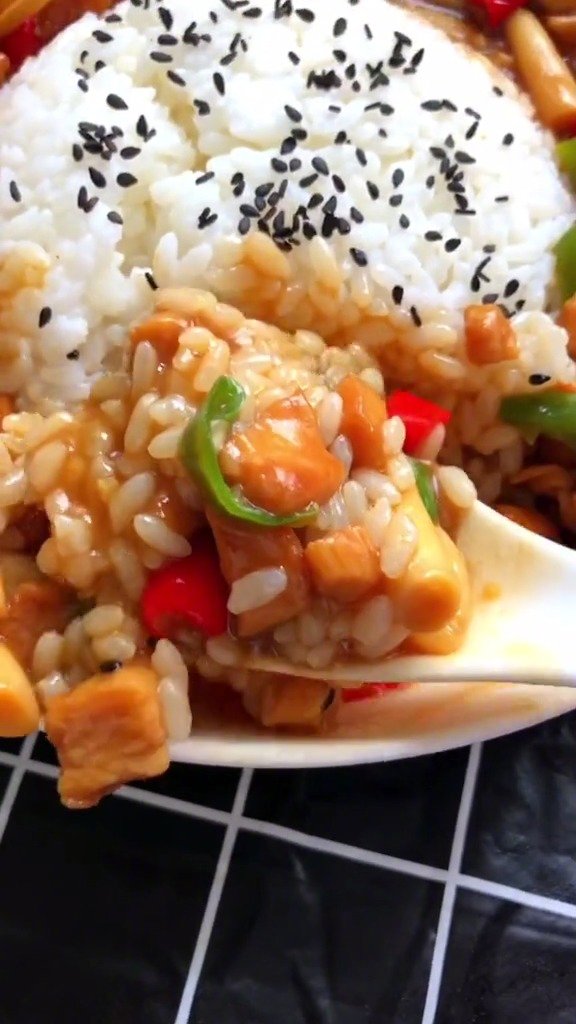 文旅生活 午餐吃什么 简单又美味的,黑椒菌菇鸡丁盖浇饭,巨好次,先收了~