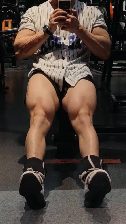 肌肉帅哥展示大牛蛙腿