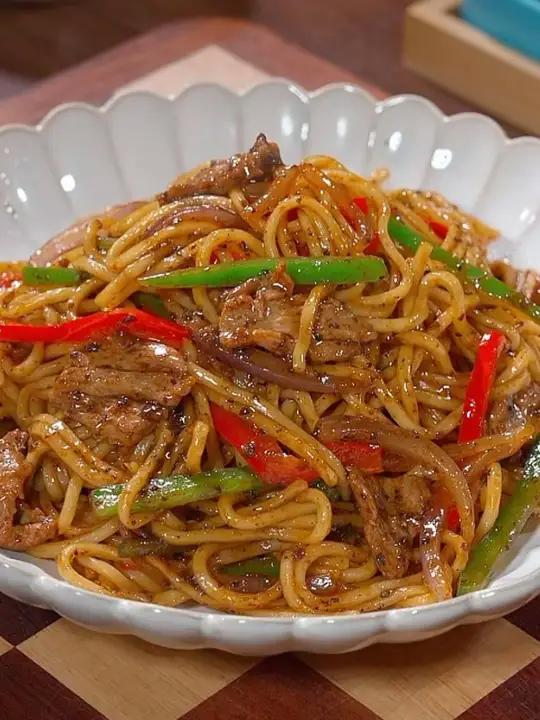 今天给孩子做了西餐厅同款黑松露牛肉炒面，自己做真的是简单又实惠，孩子一口接一口，说比在餐厅