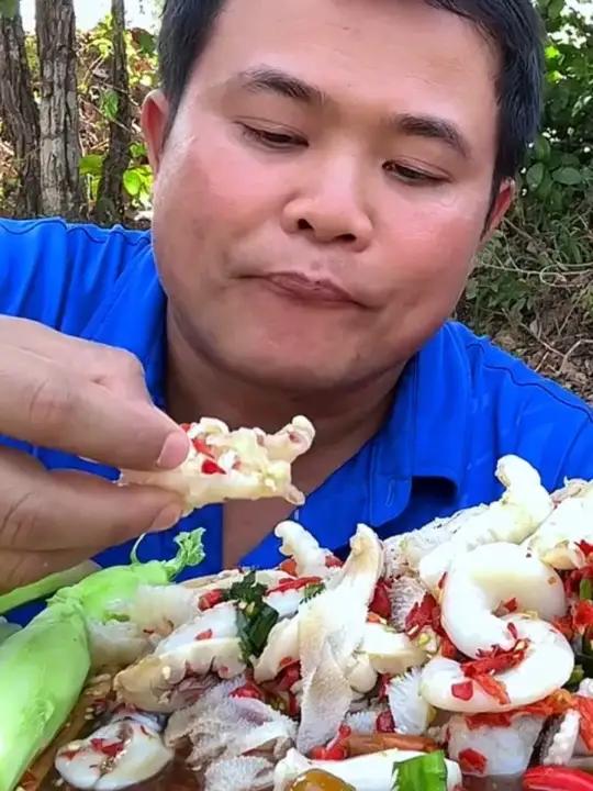 泰式剁椒凉拌大鸡爪花肠 泰国主播吃美食视频泰国有哪些神奇美食泰国生活泰国大叔内容启发搜索