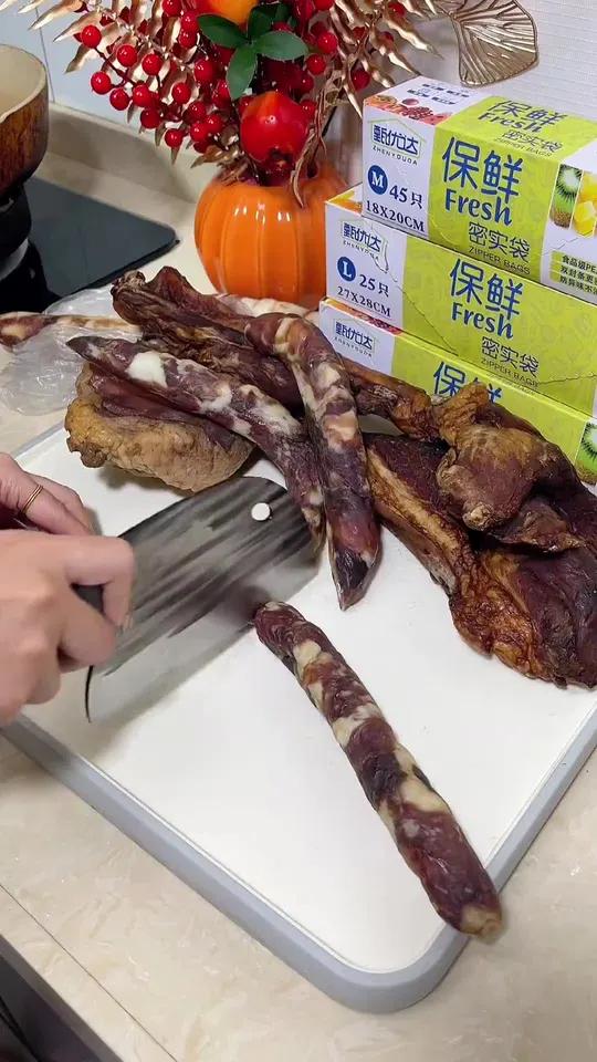 家里的腊肠、腊肉、水果,蔬菜,用这个保鲜袋装好放冰箱里,再也不用担心串味了