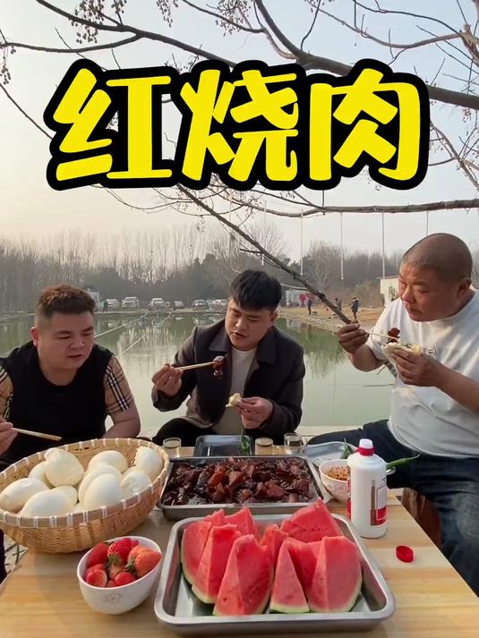 有粉丝想看红烧肉夹馍，秘制李氏红烧肉，肥而不腻，配上刚6的馍
