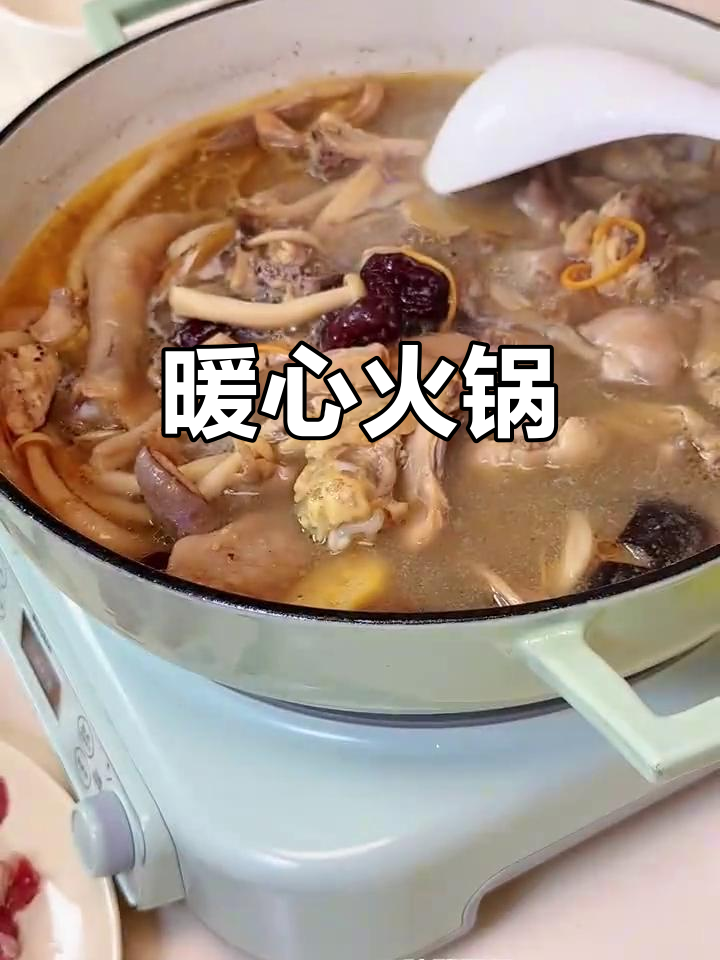 寒冬里，一锅猪肚鸡温暖人心，汤鲜肉嫩，蘸料绝妙！