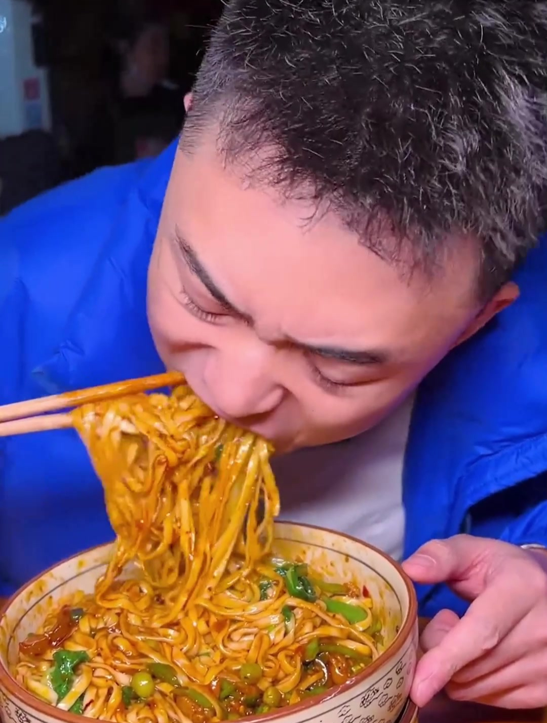 吃腻了大鱼大肉，谁又能拒绝一碗深夜里，臊子现炒的韭叶子面呢