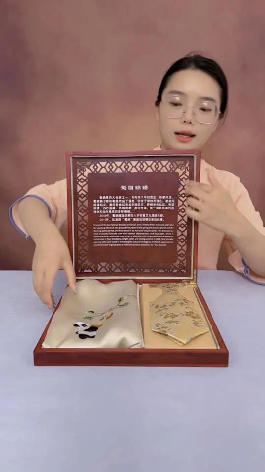 千年非遗匠心传承——手工刺绣真丝围巾与蜀锦领带以千年蜀绣非遗技艺匠心打造的真丝围巾与蜀锦领