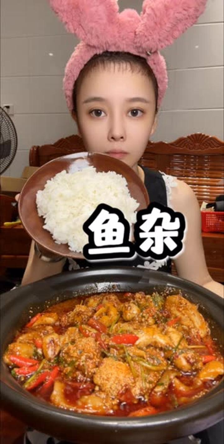 超爱鲫鱼和鲤鱼鱼籽,用鱼头汤烧鱼杂超香