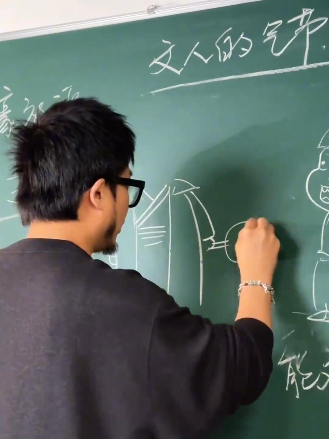 厉害!语文老师粉笔画哪吒引惊呼!下课后,学生给老师看《哪吒2》手绘海报。没想到,老师当场作