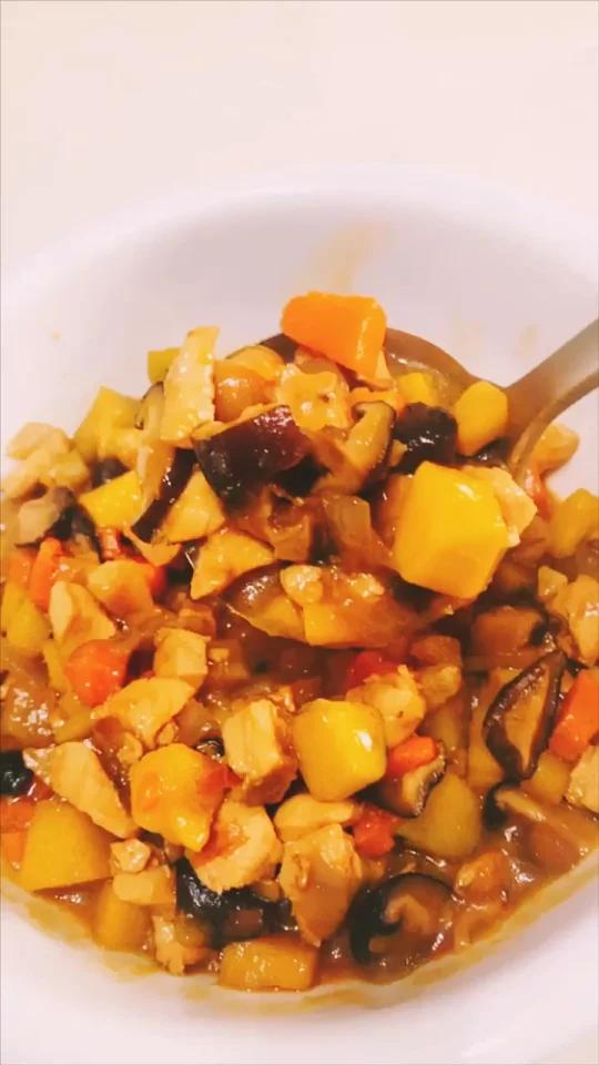 香菇鸡肉饭。可以再也不用土豆做鸡啦!南瓜大翻身!加入南瓜的香菇鸡,不用加糖自带甜味!准备材