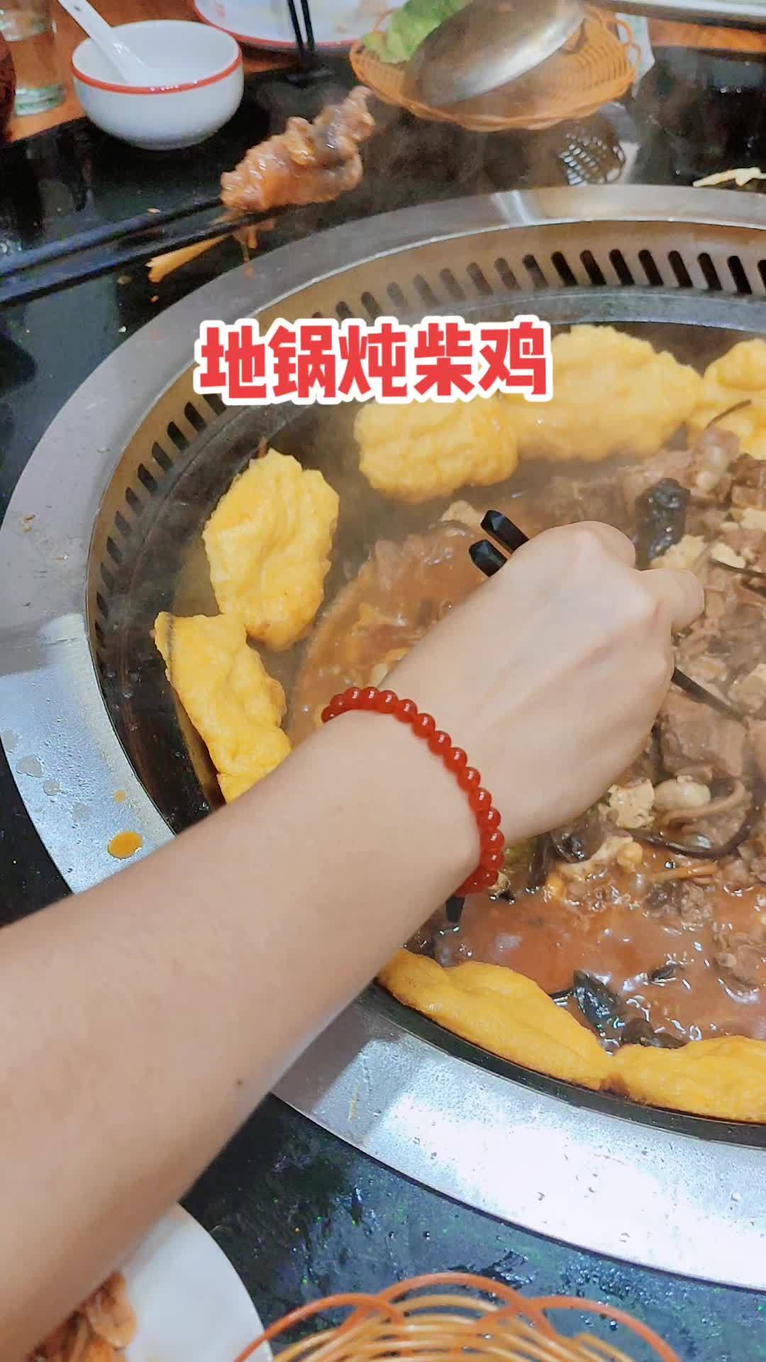 叨叨叨,只有河南人才能听懂这句话。这是河南请客蕞高礼仪,你遇到过吗?橘婆婆地锅鸡炖甲鱼,好