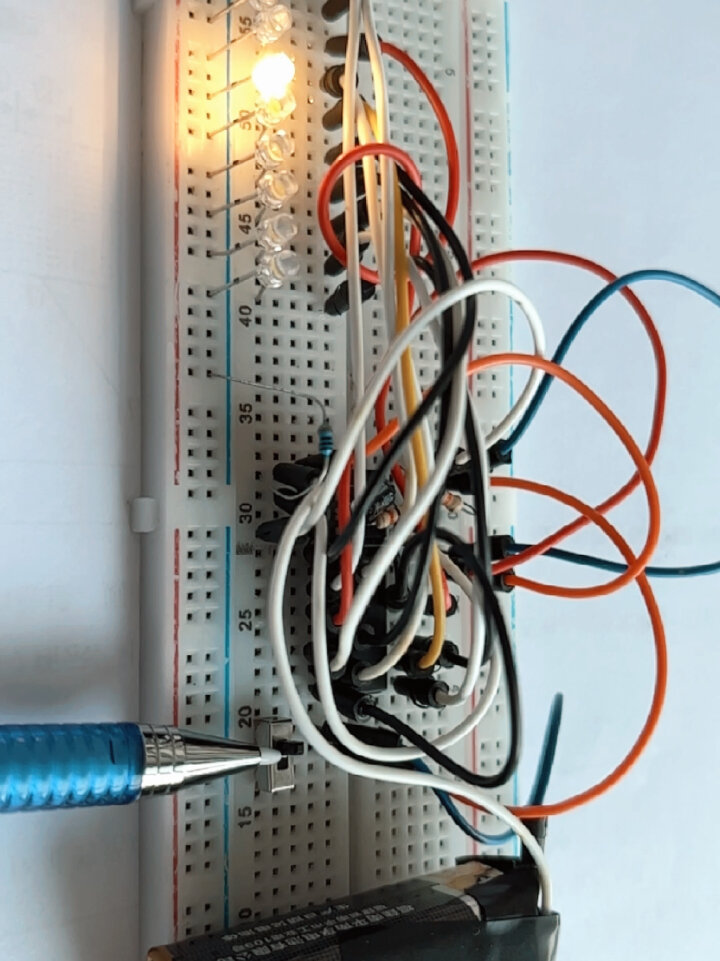 小孩通过电路图在面包板上制作的实物流水灯