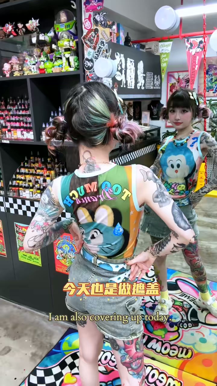 今天做遮盖纹身,主角是染绿发带大宝的宝妈,客妹名带月添加小月亮,金元宝代表她儿子