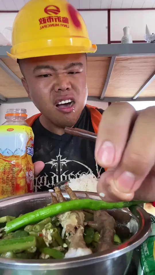 工地生活记录:吃鸡爪子感受真实生活的小确幸
